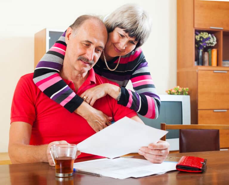 זוג מבוגרים מסתכלים על מסמך צוואה הדדית